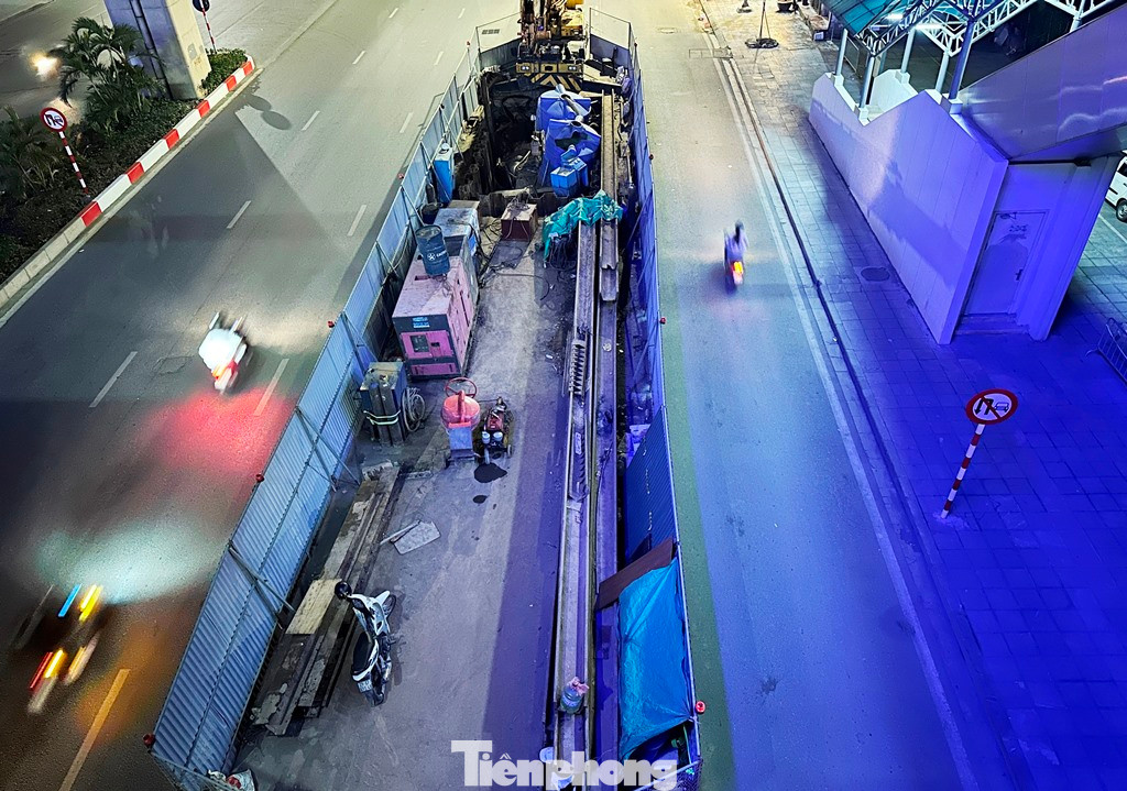 Ban đêm là thời gian được phép thi công tổng thể nhưng tối 9/2 công trường chìm trong bóng tối.