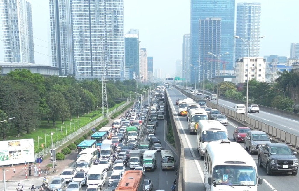 Đoạn qua các công trường thi công bị ùn tắc do lòng đường qua đây bị chiếm dụng hơn một nửa. Thế nên nhiều loại xe tải, xe khách đi đường trên cao được phân luồng xuống đường bên dưới, dẫn đến các tuyến đường đô thị dọc Vành đai 3 như Phạm Hùng, Khuất Duy Tiến... cũng bị ùn tắc nghiêm trọng. Đoạn qua các công trường thi công bị ùn tắc do lòng đường qua đây bị chiếm dụng hơn một nửa. Thế nên nhiều loại xe tải, xe khách đi đường trên cao được phân luồng xuống đường bên dưới, dẫn đến các tuyến đường đô thị dọc Vành đai 3 như Phạm Hùng, Khuất Duy Tiến... cũng bị ùn tắc nghiêm trọng.