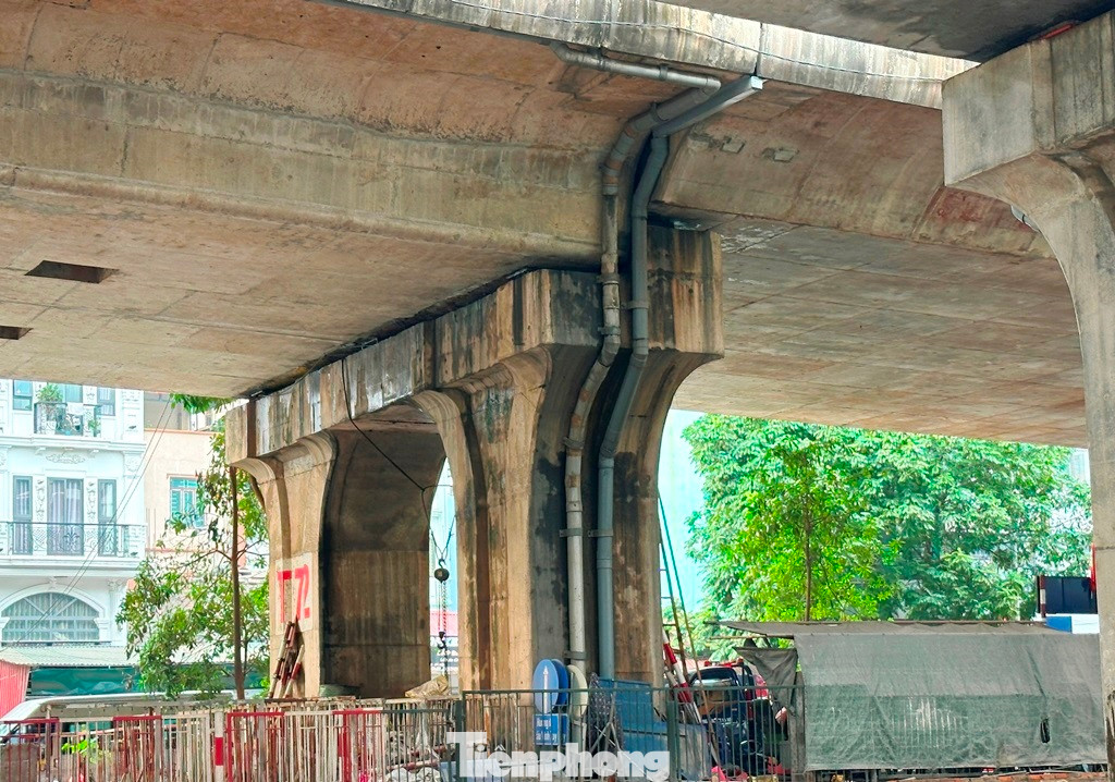 Với một số trụ cầu do hàng quán, kho bãi "quây" xung quanh đã làm cho nhân công, máy móc tiếp cận để duy tu, bảo trì khó, dẫn đến trụ cầu bị thấm nước.