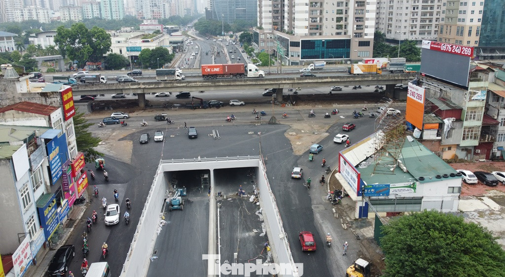 Hầm chui Hoàng Quốc Việt có thiết kế và phương thi công tương đối giống với hầm chui Lê Văn Lương. Hầm chui Hoàng Quốc Việt có thiết kế và phương thi công tương đối giống với hầm chui Lê Văn Lương.