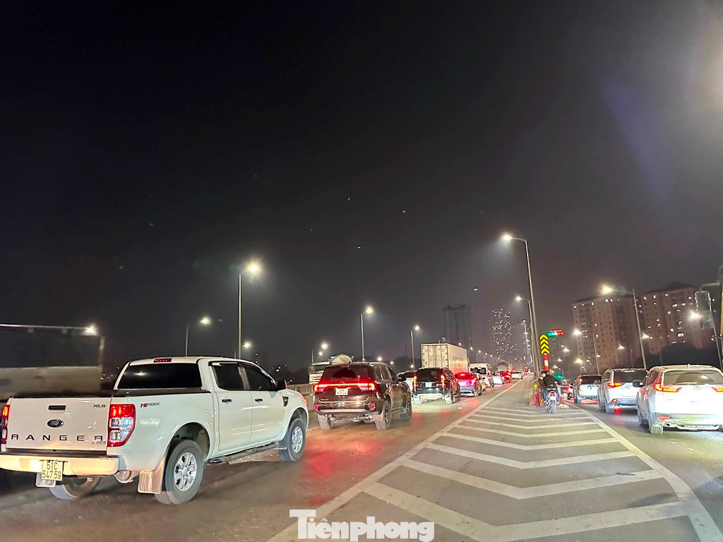 Bắt đầu từ tối qua (23/3) Ban Duy tu các công trình giao thông, Sở Xây dựng Hà Nội thực hiện dự án sửa chữa khe co giãn, gối - trụ cầu đường Vành đai 3 trên cao. Trong tối 23/3, giao thông cũng ùn tắc kéo dài đến 24h đêm.