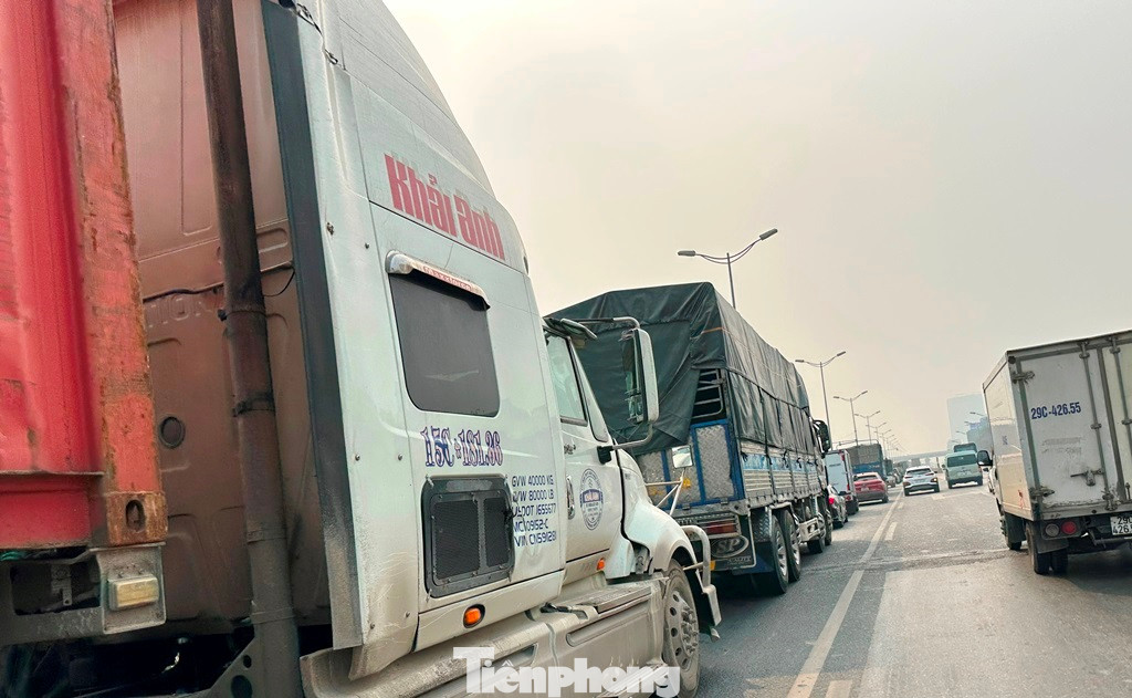 Ngoài lượng xe ô tô con đông, ở đường Vành đai 3 trên cao hiện đang còn là đường xuyên tâm Hà Nội nên hàng ngày đang có lượng lớn xe tải, container, xe khách chạy qua Hà Nội lưu thông.