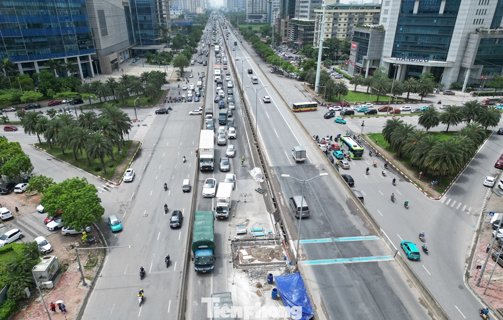 Hiện đoạn từ Big C - cầu vượt Mai Dịch đang có 3 hàng rào thi công chiếm hơn nửa lòng đường trên cao Vành đai 3 tồn tại cả đêm và ngày.