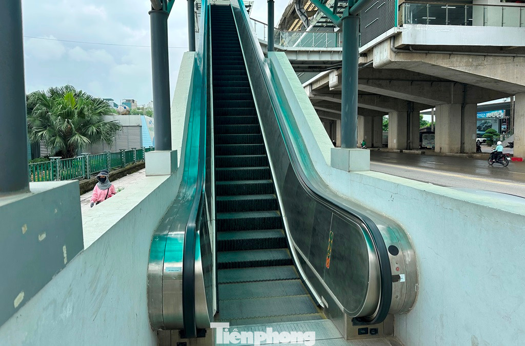 Cùng đó, thang máy cuốn lên ga hành khách ở tầng 2 tại ga Yên Nghĩa phía bến xe Yên Nghĩa cũng đang dừng hoạt động.