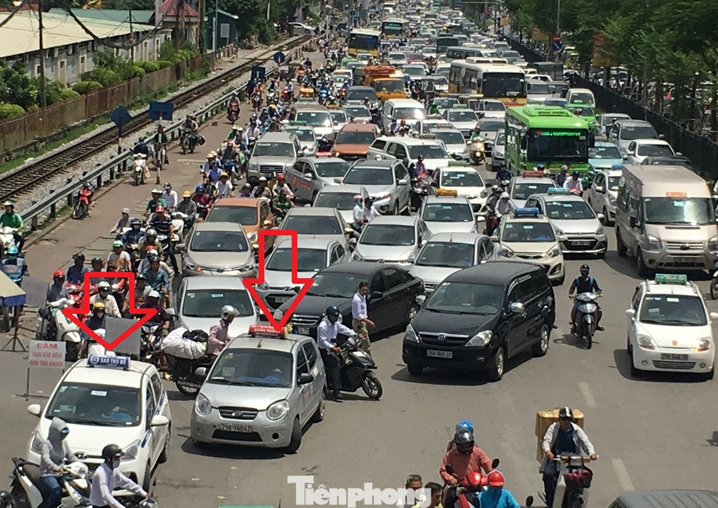 Trong ảnh là 2 taxi dừng bịt làn đường vào bệnh viện Bạch Mai và bịt cả làn đường đi thẳng dẫn đến đường Giải Phóng ùn tắc trong giờ cao điểm. Trong ảnh là 2 taxi dừng bịt làn đường vào bệnh viện Bạch Mai và bịt cả làn đường đi thẳng dẫn đến đường Giải Phóng ùn tắc trong giờ cao điểm.
