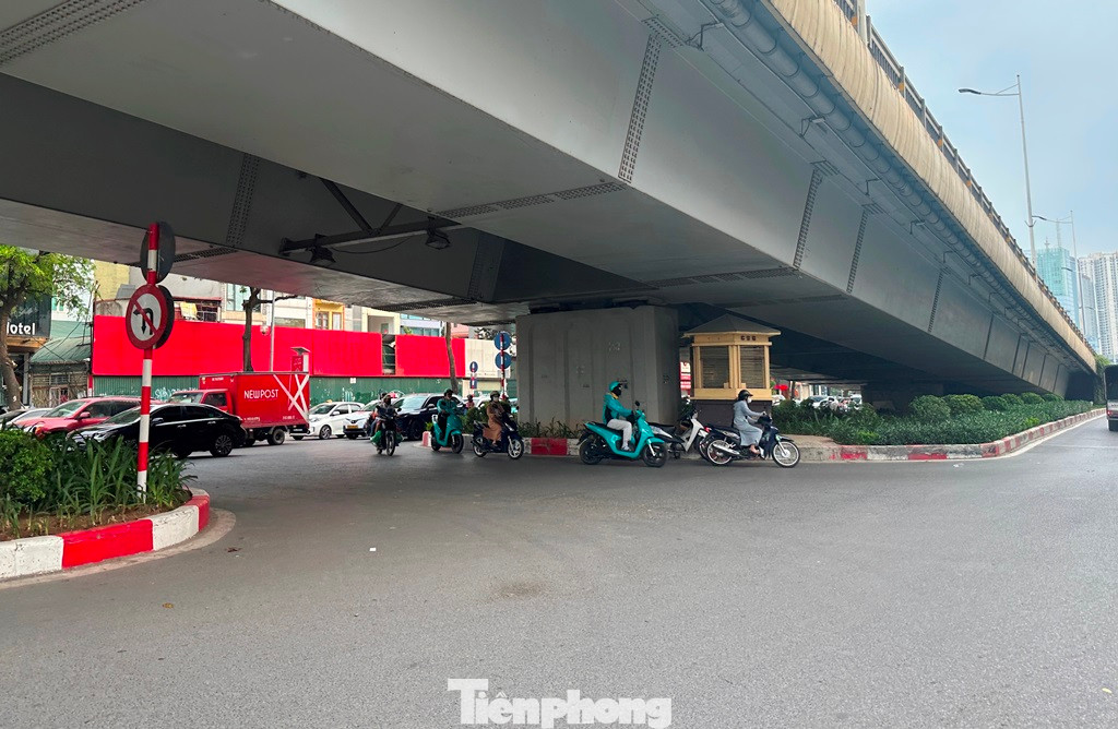 Cùng với bố trí cầu vượt, thời gian qua nút giao Trần Duy Hưng - Láng đã được xén dải phân cách mở nhánh đường quay đầu (không phải qua đèn đỏ) cho phương tiện có nhu cầu. Nhưng, theo ý kiến từ Đội CSGT số 3, Phòng CSGT Hà Nội, điểm quay đầu được bố trí quá gần vị trí đèn đỏ, dẫn đến xe đi thẳng dừng lại đã "bịt" toàn bộ làn xe muốn quay đầu. Thực tế này dẫn đến tình trạng giao thông ùn tắc, chỉ có một số xe máy len qua các dòng xe ô tô dừng đỗ chờ đèn đỏ để quay đầu.