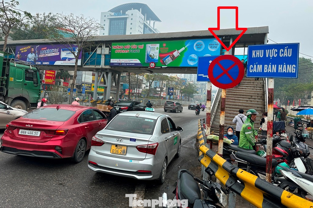 Hiện nay, khu vực đường Giải Phóng trước Bệnh viện Bạch Mai đang có biển cấm phương tiện trong đó có ô tô dừng đỗ. Tuy nhiên, mặc dù có biển cấm và camera theo dõi, xử phạt nguội nhưng sáng 12/2 phóng viên ghi nhận, vẫn có nhiều ô tô cá nhân và taxi dừng đỗ ngay biển cấm.