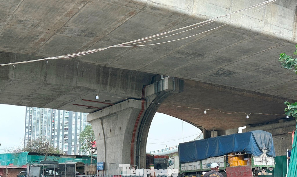 Ghi nhận của PV Tiền Phong tại cầu Vĩnh Tuy còn thấy rằng, tại các trụ từ T72 đến T74 nằm trên địa phận quận Hai Bà Trưng đang xuất hiện các vết nứt và hở mạch liên kết cả dọc và ngang. Ghi nhận của PV Tiền Phong tại cầu Vĩnh Tuy còn thấy rằng, tại các trụ từ T72 đến T74 nằm trên địa phận quận Hai Bà Trưng đang xuất hiện các vết nứt và hở mạch liên kết cả dọc và ngang.
