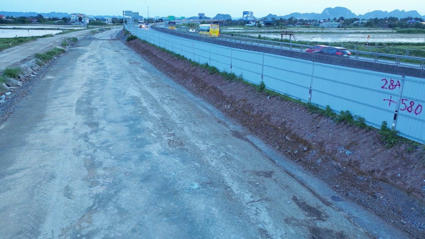 Ghi nhận tại công trường dự án ngày 5/7, các nhà thầu đang đào đắp nền đường. Có vị trí phải đào lớp đất mặt - vốn là đồng ruộng - sâu xuống nhiều mét, sau đó đổ đất, cát xây dựng để làm móng nền đường mới.