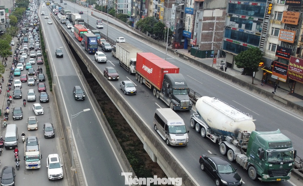 Nêu nguyên nhân ùn tắc ở đường Vành đai 3 lãnh đạo Sở GTVT Hà Nội cho biết, lượng xe đang gấp 6 lần thiết kế mặt đường.