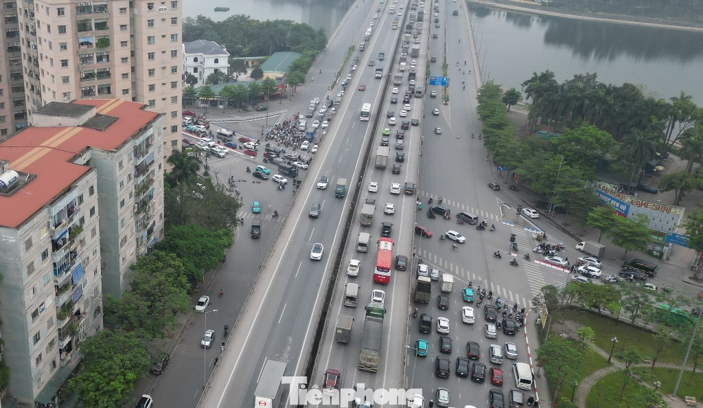 Nút giao thông ngã 5 - lớn nhất Linh Đàm là Nguyễn Hữu Thọ - Nghiêm Xuân Yêm đang có 5 hướng đường với mật độ giao thông lớn đổ về như Nguyễn Hữu Thọ (cả hai chiều), Nghiêm Xuân Yêm, Hoàng Liệt (Vành đai 3 dưới thấp) và đường trên cao Vành đai 3. Nút giao thông ngã 5 - lớn nhất Linh Đàm là Nguyễn Hữu Thọ - Nghiêm Xuân Yêm đang có 5 hướng đường với mật độ giao thông lớn đổ về như Nguyễn Hữu Thọ (cả hai chiều), Nghiêm Xuân Yêm, Hoàng Liệt (Vành đai 3 dưới thấp) và đường trên cao Vành đai 3.
