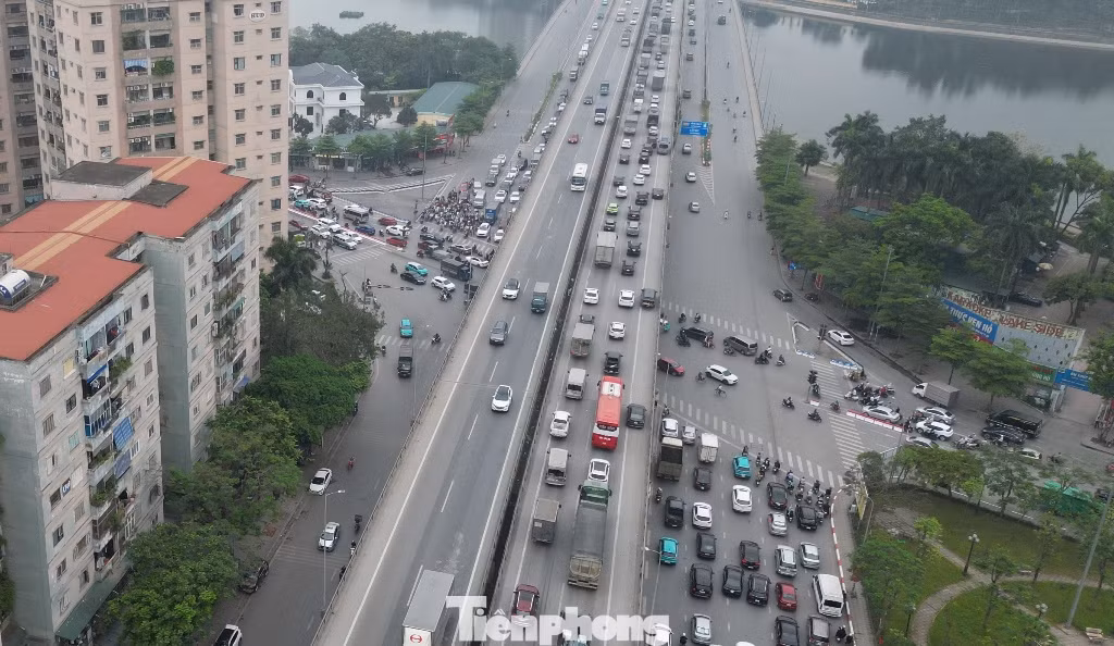 Nút giao thông ngã 5 - lớn nhất Linh Đàm là Nguyễn Hữu Thọ - Nghiêm Xuân Yêm đang có 5 hướng đường với mật độ giao thông lớn đổ về như Nguyễn Hữu Thọ (cả hai chiều), Nghiêm Xuân Yêm, Hoàng Liệt (Vành đai 3 dưới thấp) và đường trên cao Vành đai 3. Nút giao thông ngã 5 - lớn nhất Linh Đàm là Nguyễn Hữu Thọ - Nghiêm Xuân Yêm đang có 5 hướng đường với mật độ giao thông lớn đổ về như Nguyễn Hữu Thọ (cả hai chiều), Nghiêm Xuân Yêm, Hoàng Liệt (Vành đai 3 dưới thấp) và đường trên cao Vành đai 3.
