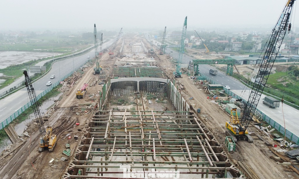 Hầm chui đã khoan, đào thông suốt qua nút giao Phú Thứ và đang hoàn thiện.
