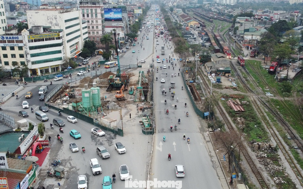 Để thi công được hai đốt hầm H3, H4 đi qua trung tâm nút, dự án phải dựng rào chiếm 2/4 nút, trong đó có khu vực trung tâm nút giao.