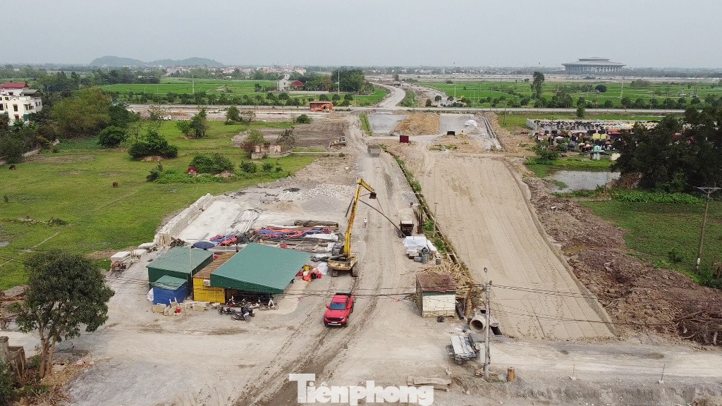 Dự án Vành đai 5 - Vùng Thủ đô đi qua gần 10 tỉnh, thành, trong đó có Thái Nguyên, Vĩnh Phúc, Hòa Bình, Hà Nội, Hà Nam, Thái Bình... Hiện đoạn tuyến qua Hà Nam dài hơn 8 km kết nối từ QL21 (Hà Nội) đi cao tốc Pháp Vân - Ninh Bình (cao tốc Bắc Nam) đang được tỉnh Hà Nam chủ động sử dụng vốn ngân sách của tỉnh để làm hệ thống đường song hành. Dự án Vành đai 5 - Vùng Thủ đô đi qua gần 10 tỉnh, thành, trong đó có Thái Nguyên, Vĩnh Phúc, Hòa Bình, Hà Nội, Hà Nam, Thái Bình... Hiện đoạn tuyến qua Hà Nam dài hơn 8 km kết nối từ QL21 (Hà Nội) đi cao tốc Pháp Vân - Ninh Bình (cao tốc Bắc Nam) đang được tỉnh Hà Nam chủ động sử dụng vốn ngân sách của tỉnh để làm hệ thống đường song hành.