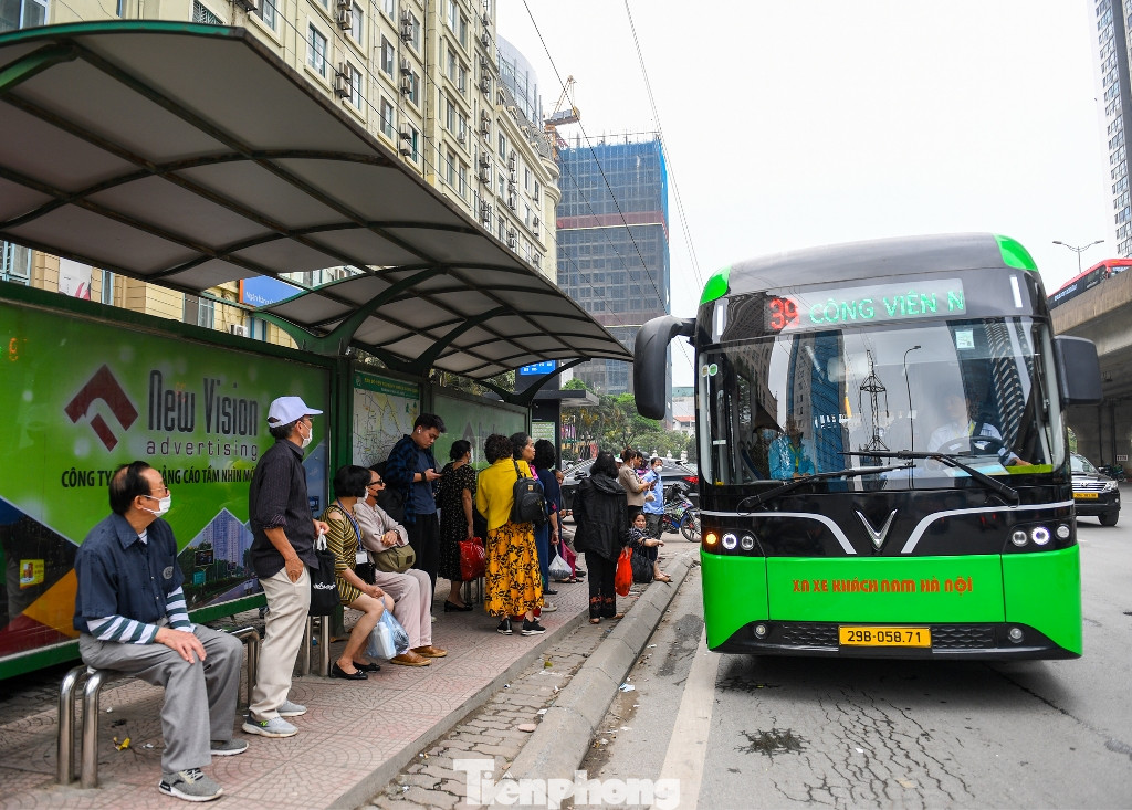 Xe buýt điện của Tổng Cty vận tải Hà Nội hoạt động trên đường Hà Nội.