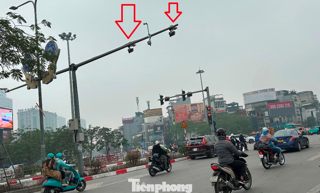 Các lỗi xe ô tô vi phạm tại đây là không tuân thủ hiệu lệnh của đèn giao thông (vượt đèn đỏ). Lỗi này tài xế, chủ xe bị xử phạt 18 - 20 triệu đồng, trừ 2 - 4 điểm ở bằng lái xe.