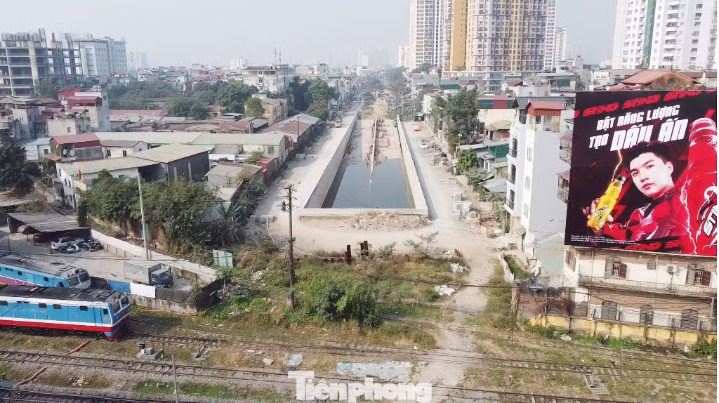 Với đường dẫn tại khu vực Định Công đã thi công cơ bản xong. Với đường dẫn tại khu vực Định Công đã thi công cơ bản xong.