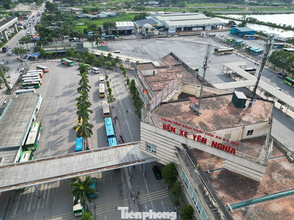 Được đầu tư xây dựng và đưa vào hoạt động từ năm 2010, bến xe Yên Nghĩa (Hà Đông) có nhiệm vụ di dời bến xe Hà Đông, bến xe Thanh Xuân về và kết nối thuận lợi hơn giữa Hà Nội với các tỉnh thành phía Tây Nam, Tây Bắc.