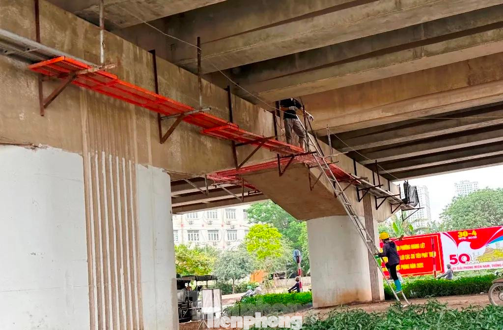 Sở Xây dựng cho biết, đường Vành đai 3 trên cao đưa vào sử dụng đã lâu và lưu lượng xe ô tô đang tăng gấp 8 lần thiết kế, dẫn đến nhiều gối cầu Vành đai 3 trên cao (bộ phận tiếp xúc giữa dầm và trụ cầu) bị xô lệch, hư hỏng nên cần phải sửa chữa để đảm bảo an toàn. Kể từ đầu tháng 6 đến nay, cơ quan chuyên môn đang sửa chữa đoạn từ đường Giải Phóng đến cầu Dậu.