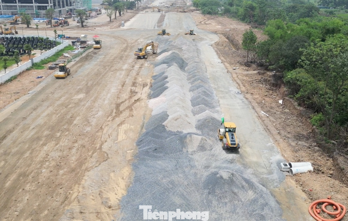 Tại các quận Tây Hồ, Cầu Giấy, Thanh Xuân, Bắc Từ Liêm, Hà Đông… cũng đang có nhiều dự án giao thông do UBND quận làm chủ đầu tư. Hiện Ban QLDA tại các quận cũng đang làm thủ tục bàn giao cho phường mới sau 1/7.