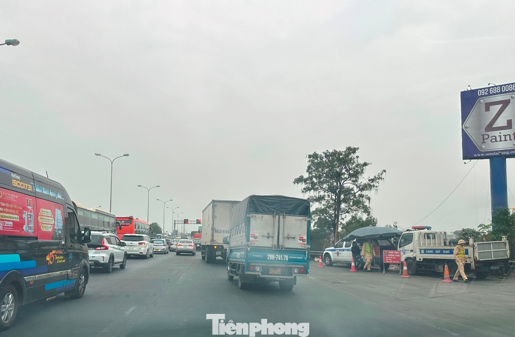 Ngoài tình trạng ùn tắc luôn xảy ra, phương tiện đi đến đây phải giảm tốc độ từ 120km/h xuống còn 60 km, làm chậm thời gian di chuyển hơn so với đi trên đường cao tốc trước đây. Ảnh: Lực lượng Cục CSGT làm nhiệm vụ, xử lý ùn tắc trên cao tốc Pháp Vân - Ninh Bình ngày 11/1. Ngoài tình trạng ùn tắc luôn xảy ra, phương tiện đi đến đây phải giảm tốc độ từ 120km/h xuống còn 60 km, làm chậm thời gian di chuyển hơn so với đi trên đường cao tốc trước đây. Ảnh: Lực lượng Cục CSGT làm nhiệm vụ, xử lý ùn tắc trên cao tốc Pháp Vân - Ninh Bình ngày 11/1.