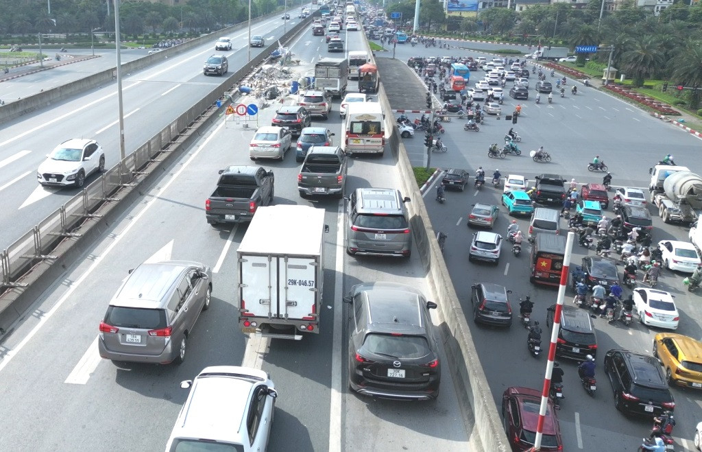 Ùn tắc ở đường Vành đai 3 trên cao đi qua công trường có hàng rào thi công khe co giãn. Ùn tắc ở đường Vành đai 3 trên cao đi qua công trường có hàng rào thi công khe co giãn.