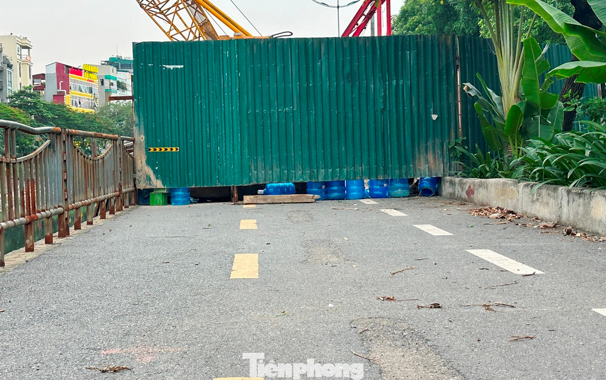 Công trường này đã dựng hàng rào thi công chiếm dụng lòng sông và lòng đường dọc bờ sông nhiều tháng nay, kể cả khi Hà Nội đã bước vào mùa mưa. Công trường này đã dựng hàng rào thi công chiếm dụng lòng sông và lòng đường dọc bờ sông nhiều tháng nay, kể cả khi Hà Nội đã bước vào mùa mưa.