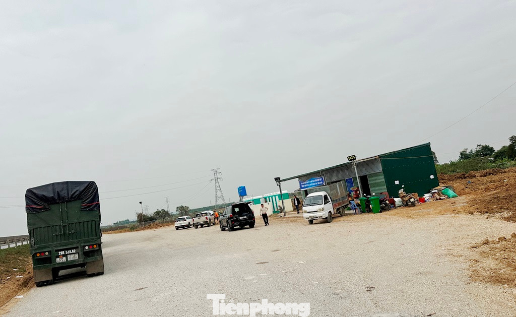 Cách trạm dừng nghỉ tạm ở Đông Sơn khoảng 5 km, trạm dừng nghỉ tạm được bố trí tiếp theo là đoạn qua huyện Quỳnh Lưu (Nghệ An), trạm tạm vừa được xây dựng và hoàn thành đúng dịp Tết Nguyên đán Ất Tỵ. Cách trạm dừng nghỉ tạm ở Đông Sơn khoảng 5 km, trạm dừng nghỉ tạm được bố trí tiếp theo là đoạn qua huyện Quỳnh Lưu (Nghệ An), trạm tạm vừa được xây dựng và hoàn thành đúng dịp Tết Nguyên đán Ất Tỵ.