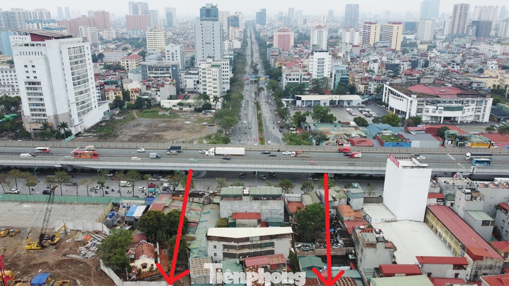 Tuy nhiên, qua khảo sát, đơn vị được UBND TP Hà Nội giao thực hiện dự án là Ban QLDA đầu tư xây dựng công trình giao thông thành phố cho biết, hiện mặt bằng dự án phía đường Hoàng Quốc Việt không phải giải phóng, còn phía sang phố Trần Vỹ (trong mũi tên đỏ) phải thực hiện giải tỏa, di dời nhiều nhà dân, công trình hạ tầng mới có mặt bằng để xây dựng hầm chui. Tuy nhiên, qua khảo sát, đơn vị được UBND TP Hà Nội giao thực hiện dự án là Ban QLDA đầu tư xây dựng công trình giao thông thành phố cho biết, hiện mặt bằng dự án phía đường Hoàng Quốc Việt không phải giải phóng, còn phía sang phố Trần Vỹ (trong mũi tên đỏ) phải thực hiện giải tỏa, di dời nhiều nhà dân, công trình hạ tầng mới có mặt bằng để xây dựng hầm chui.
