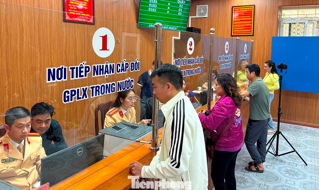 Người dân đừng chờ được làm thủ tục cấp đổi GPLX tại số 2 Phùng Hưng, Hà Đông Người dân đừng chờ được làm thủ tục cấp đổi GPLX tại số 2 Phùng Hưng, Hà Đông