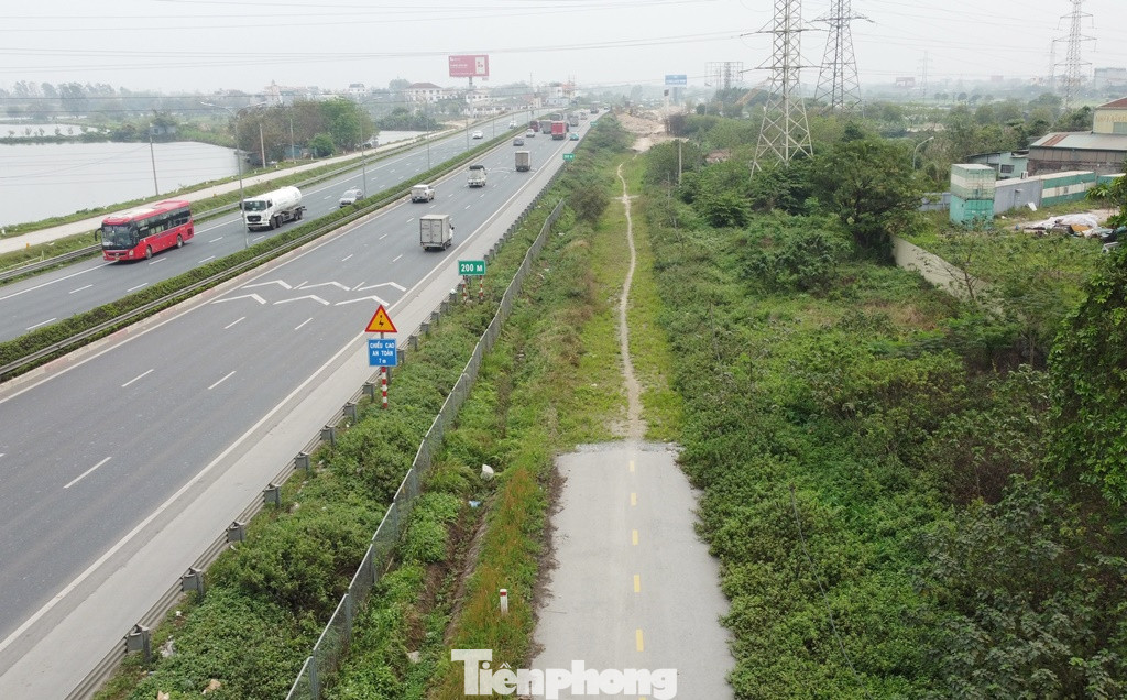 Cùng với đó, hiện quỹ đất ở cánh gà hai bên phải và trái tuyến cao tốc không có mặt cắt ngang đồng đều, không có vị trí còn đủ rộng, thậm còn là đường hẹp, đường cụt, vướng cột điện... như đoạn đi qua địa phận huyện Thường Tín sẽ khó để làm cầu cạn.