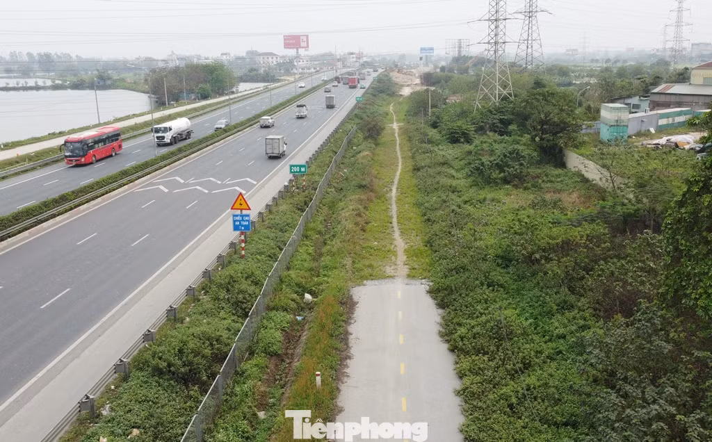 Cùng với đó, hiện quỹ đất ở cánh gà hai bên phải và trái tuyến cao tốc không có mặt cắt ngang đồng đều, không có vị trí còn đủ rộng, thậm còn là đường hẹp, đường cụt, vướng cột điện... như đoạn đi qua địa phận huyện Thường Tín sẽ khó để làm cầu cạn.