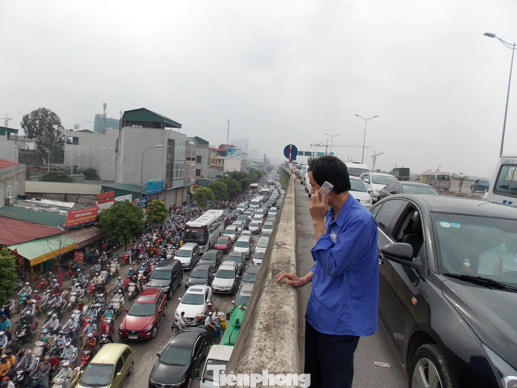 Do ở trên cao và nhiều km mới có một điểm kết nối lên xuống, nên khi đường trên cao bị ùn tắc kéo dài, xe chỉ biết đứng yên một chỗ.