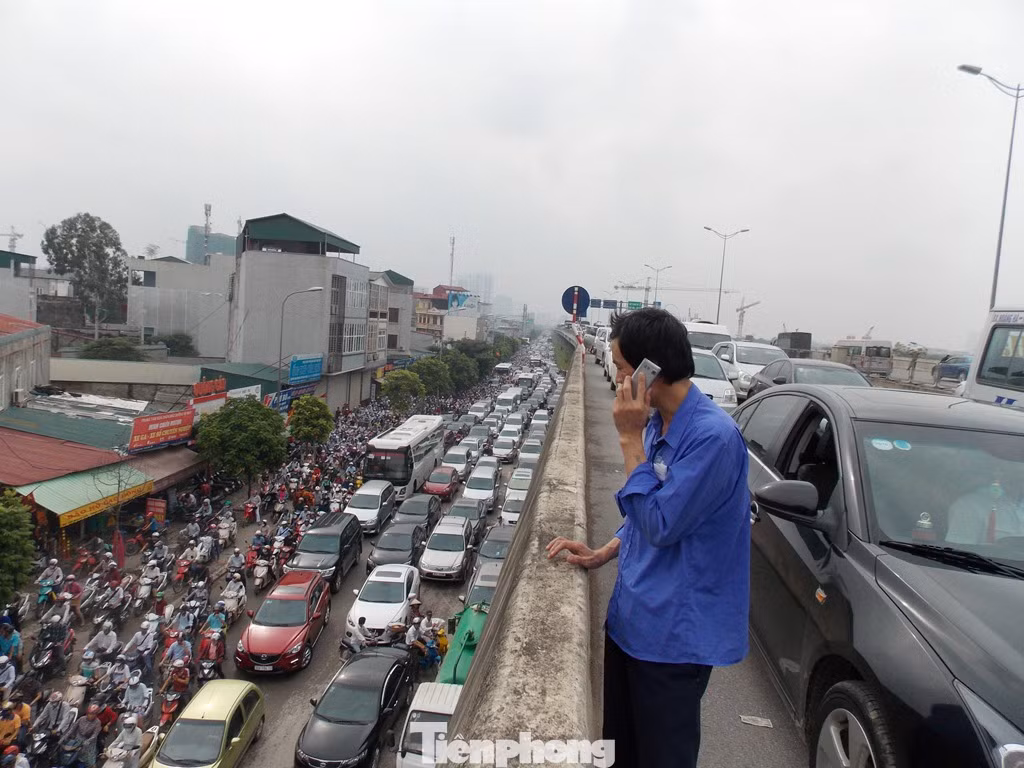 Do ở trên cao và nhiều km mới có một điểm kết nối lên xuống, nên khi đường trên cao bị ùn tắc kéo dài, xe chỉ biết đứng yên một chỗ.