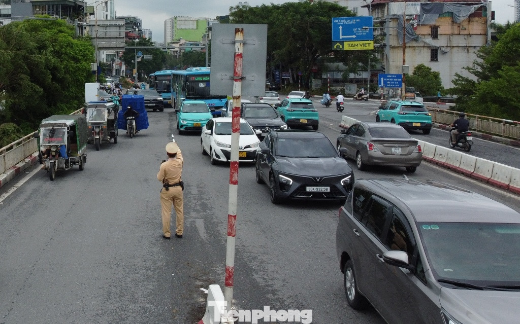 CSGT làm nhiệm vụ ngay hai đầu cầu để phân luồng xe, ngăn xe tải, xe khách lên cầu