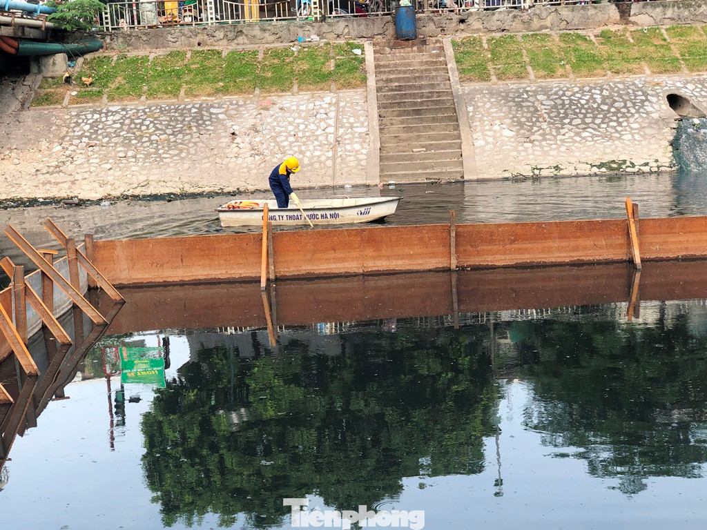 Tiến độ yêu cầu, quý III/2025 việc nạo vét phải xong để các đơn vị thực hiện dự án lấy nước sông Hồng vào sông Tô Lịch triển khai xây các hạng mục hạ tầng, như trạm bơm, mương, kênh dẫn, đặc biệt là các đập dâng để giữ và điều tiết nước. Tiến độ yêu cầu, quý III/2025 việc nạo vét phải xong để các đơn vị thực hiện dự án lấy nước sông Hồng vào sông Tô Lịch triển khai xây các hạng mục hạ tầng, như trạm bơm, mương, kênh dẫn, đặc biệt là các đập dâng để giữ và điều tiết nước.