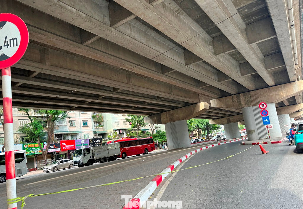 Trao đổi với phóng viên, Sở Xây dựng Hà Nội cho biết, sở vừa chấp thuận cho Ban Duy tu công trình giao thông thực hiện phân luồng, tổ chức giao thông và cấm xe máy qua cầu vòm thép Linh Đàm để sửa chữa các gối cầu đường Vành đai 3 trên cao trong 1 tháng.