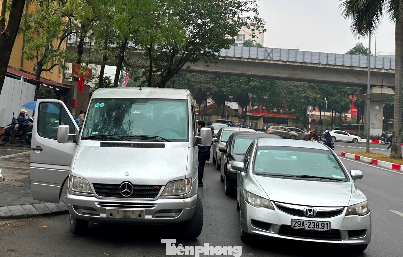 Tại điểm đăng ký xe của Phòng CSGT ở phố Nguyễn Khuyến (Hà Đông) trong mấy ngày qua, lượng xe đến đông, xếp thành các hàng dài trên đường. Tại điểm đăng ký xe của Phòng CSGT ở phố Nguyễn Khuyến (Hà Đông) trong mấy ngày qua, lượng xe đến đông, xếp thành các hàng dài trên đường.