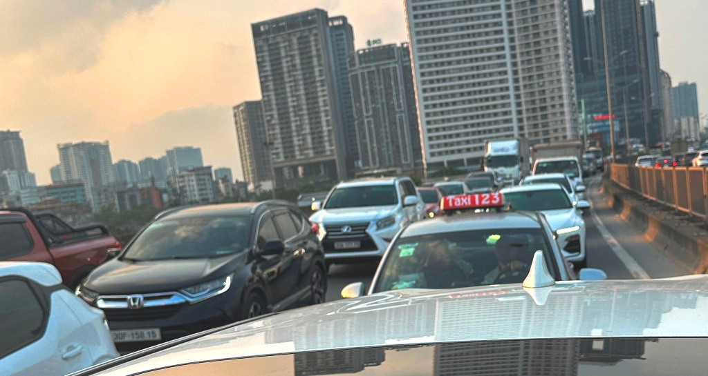 Chiều và tối ngày 13/5, ùn tắc kéo dài từ 17h đến 21h. Chiều và tối ngày 13/5, ùn tắc kéo dài từ 17h đến 21h.