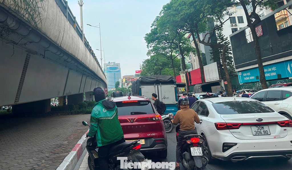 Nhiều thời điểm, ô tô và xe máy không thể di chuyển. Khi làn đường bên dưới qua nút giao ùn tắc, nhiều phương tiện đã đi lên cầu vượt, dẫn đến cầu vượt theo hướng Trần Duy Hưng - Nguyễn Chí Thanh cũng ùn tắc theo.