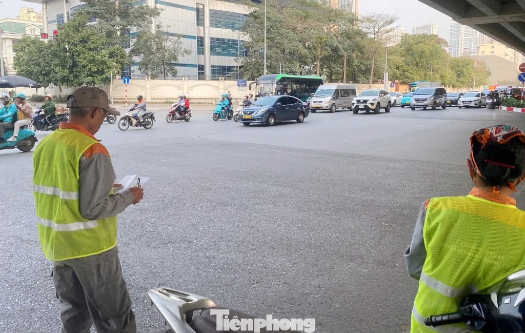 Trong đó, với hướng đường từ Đỗ Đức Dục và đường trong khu Nam Trung Yên đi qua nút được yêu cầu có số liệu, ghi chép lượng phương tiện gồm ô tô, xe máy qua nút cụ thể nhất. Từ đó làm cơ sở để Sở Xây dựng thực hiện phương án tổ chức giao thông trong đó có điều chỉnh lại các nút đèn tín hiệu cho phù hợp. Công tác này được Sở Xây dựng yêu cầu thực hiện xong trong tháng 3/2025. Trong đó, với hướng đường từ Đỗ Đức Dục và đường trong khu Nam Trung Yên đi qua nút được yêu cầu có số liệu, ghi chép lượng phương tiện gồm ô tô, xe máy qua nút cụ thể nhất. Từ đó làm cơ sở để Sở Xây dựng thực hiện phương án tổ chức giao thông trong đó có điều chỉnh lại các nút đèn tín hiệu cho phù hợp. Công tác này được Sở Xây dựng yêu cầu thực hiện xong trong tháng 3/2025.