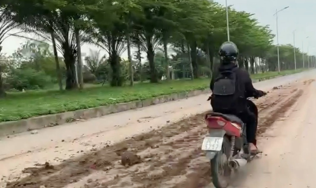 Không chỉ làm ô nhiễm môi trường, tình trạng này còn tiềm ẩn nguy cơ mất an toàn cho các phương tiện tham gia giao thông. Không chỉ làm ô nhiễm môi trường, tình trạng này còn tiềm ẩn nguy cơ mất an toàn cho các phương tiện tham gia giao thông.