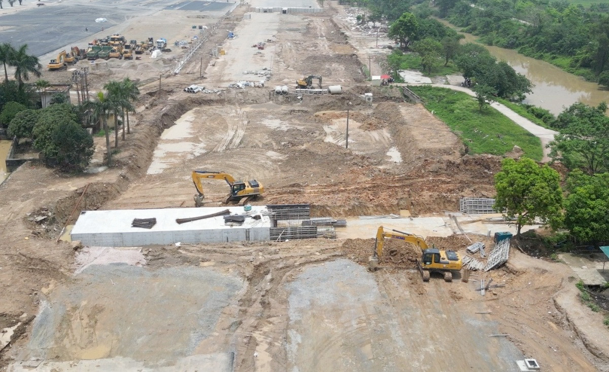 Sở Xây dựng Hà Nội cho biết, hiện có hàng trăm dự án giao thông do UBND các quận, huyện (cũ) làm chủ đầu tư, sau khi các quận, huyện dừng hoạt động, các dự án này sẽ được bàn giao về các phường sở tại.