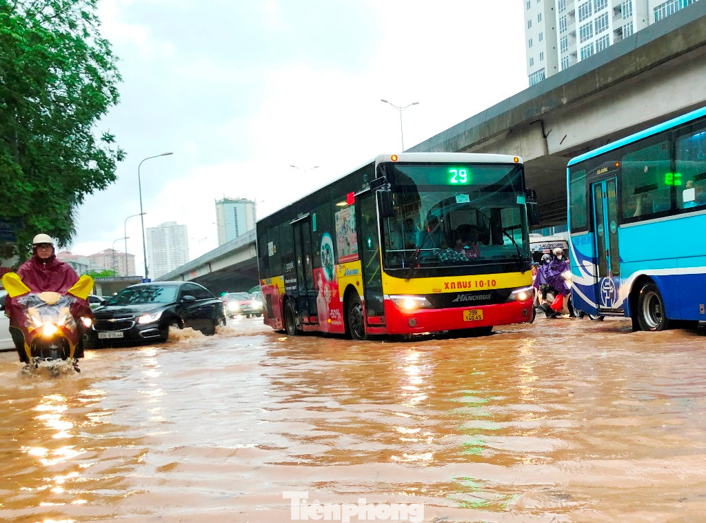 Mưa ngập và ùn tắc trên đường Vành đai 3 Hà Nội trong năm 2024.