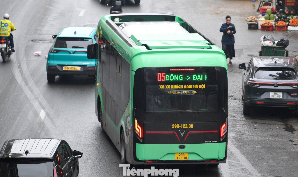 Tuyến buýt số 05 bắt đầu hoạt động trên đường Hà Nội từ sáng 1/2. Tuyến buýt số 05 bắt đầu hoạt động trên đường Hà Nội từ sáng 1/2.