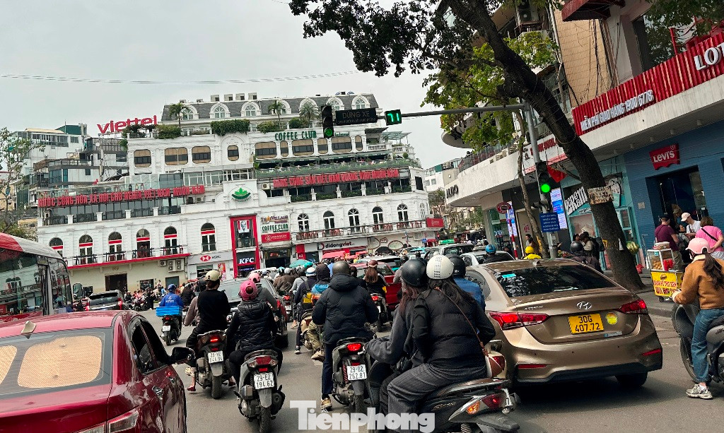 Lượng người và xe chen chúc tại quảng trường Đông Kinh - Nghĩa Thục phía trước tòa nhà Hàm cá mập trong mấy ngày qua.