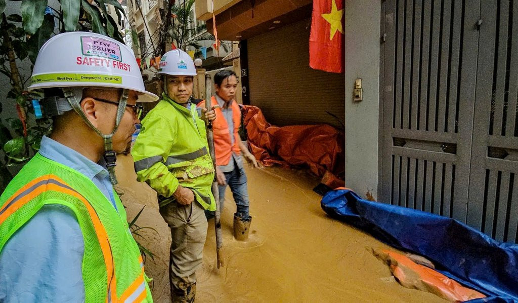 Tại thời điểm này, các đơn vị thi công và nhà thầu dự án metro Nhổn - ga Hà Nội đến kiểm tra. Lúc này chất lỏng đã dâng cao từ 20 đến 30 cm. Một số nhà dân phải dùng bạt ni lông chắn ngang để ngăn chất lỏng bám, chảy vào nhà. Tại thời điểm này, các đơn vị thi công và nhà thầu dự án metro Nhổn - ga Hà Nội đến kiểm tra. Lúc này chất lỏng đã dâng cao từ 20 đến 30 cm. Một số nhà dân phải dùng bạt ni lông chắn ngang để ngăn chất lỏng bám, chảy vào nhà.