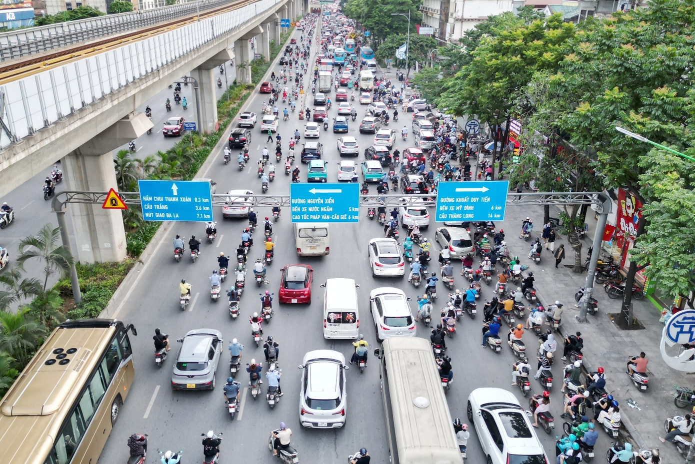 Cùng với đó, hệ thống biển báo phân làn ở giá long môn trên cao cũng được thay bằng biển báo chỉ đường. Cùng với đó, hệ thống biển báo phân làn ở giá long môn trên cao cũng được thay bằng biển báo chỉ đường.