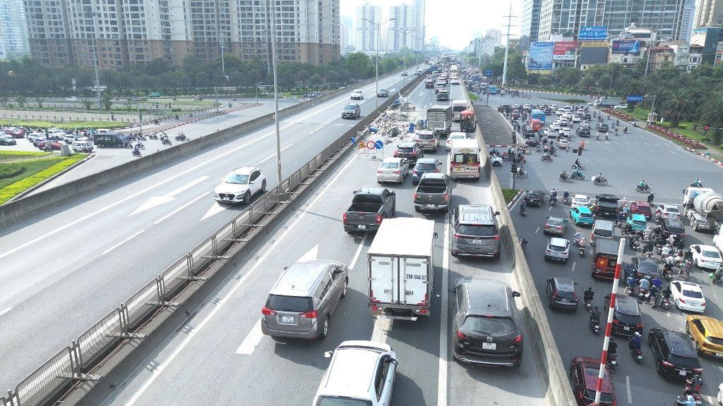 Sau khi được CSGT Hà Nội điều tiết, thông báo qua phương tiện thông tin đại chúng, ô tô đã đi vào làn khẩn cấp tại các công trường để giảm ùn tắc kéo dài. Sau khi được CSGT Hà Nội điều tiết, thông báo qua phương tiện thông tin đại chúng, ô tô đã đi vào làn khẩn cấp tại các công trường để giảm ùn tắc kéo dài.